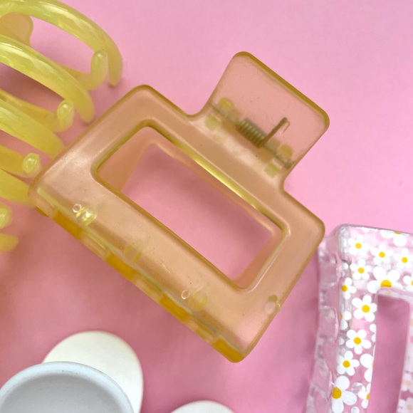 Daisy yellow 4pc claw clip set - Picture 5 of 7